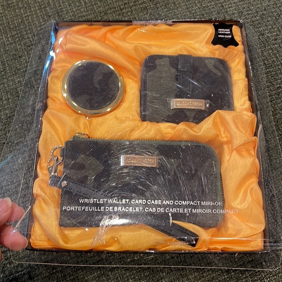 Robert Dice wristlet, card case and mirror set - Picture 2 of 16